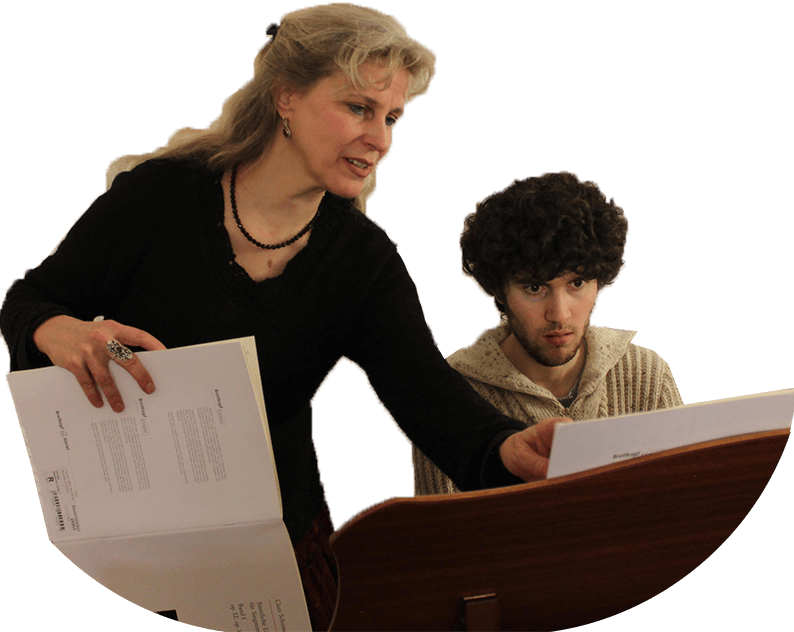 Die Gesangslehrerin Anja Cantánima zusammen mit einem Schüler am Klavier